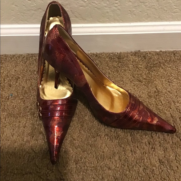 NWOT Beautiful Burgundy and Gold heels - Picture 1 of 3